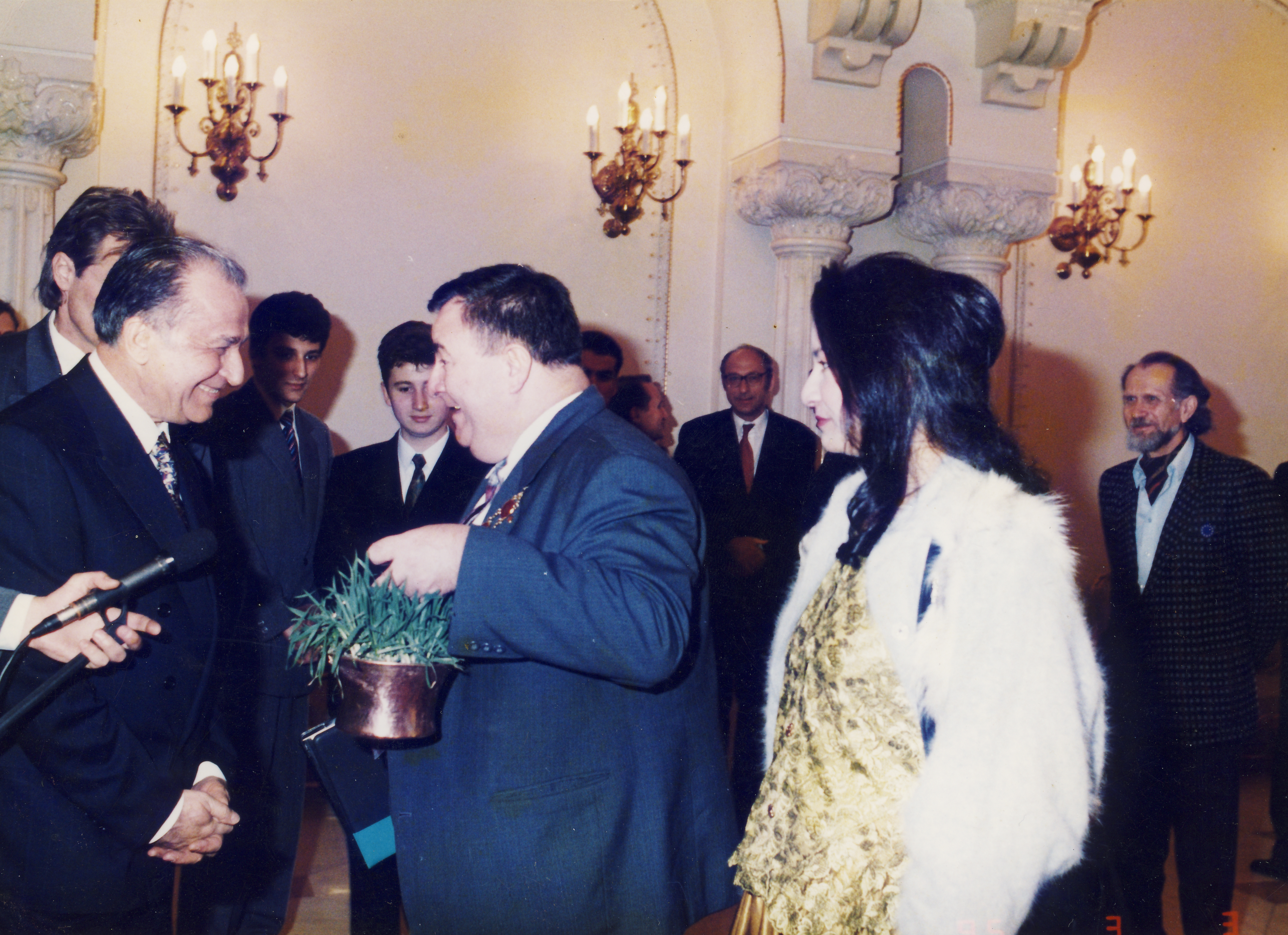 Ioan Cioaba si fostul presedinte Ion Iliescu, acesta din urma primidn in dar un ceaun facut de romii caldarari