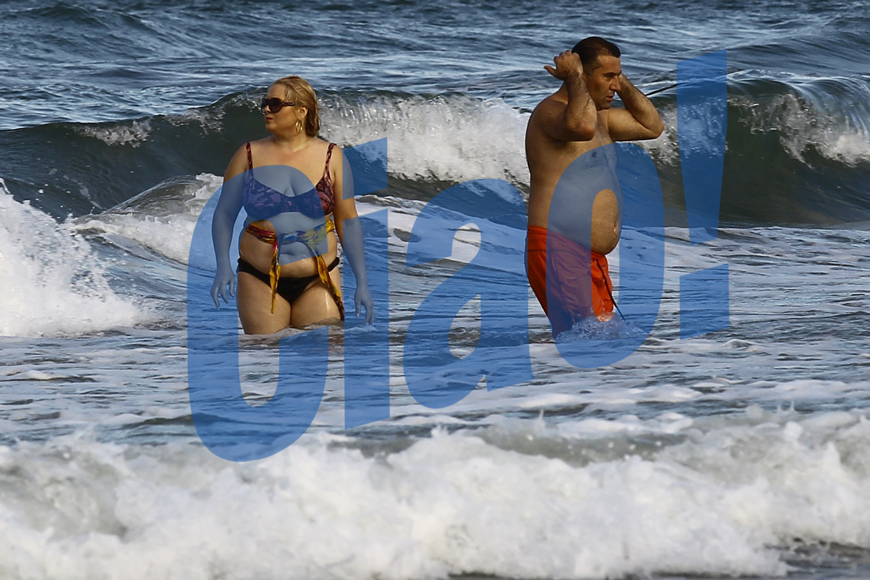 Viorica de la Clejani si-a accesorizat costumul cu o esarfa prinsa in jurul...burtii