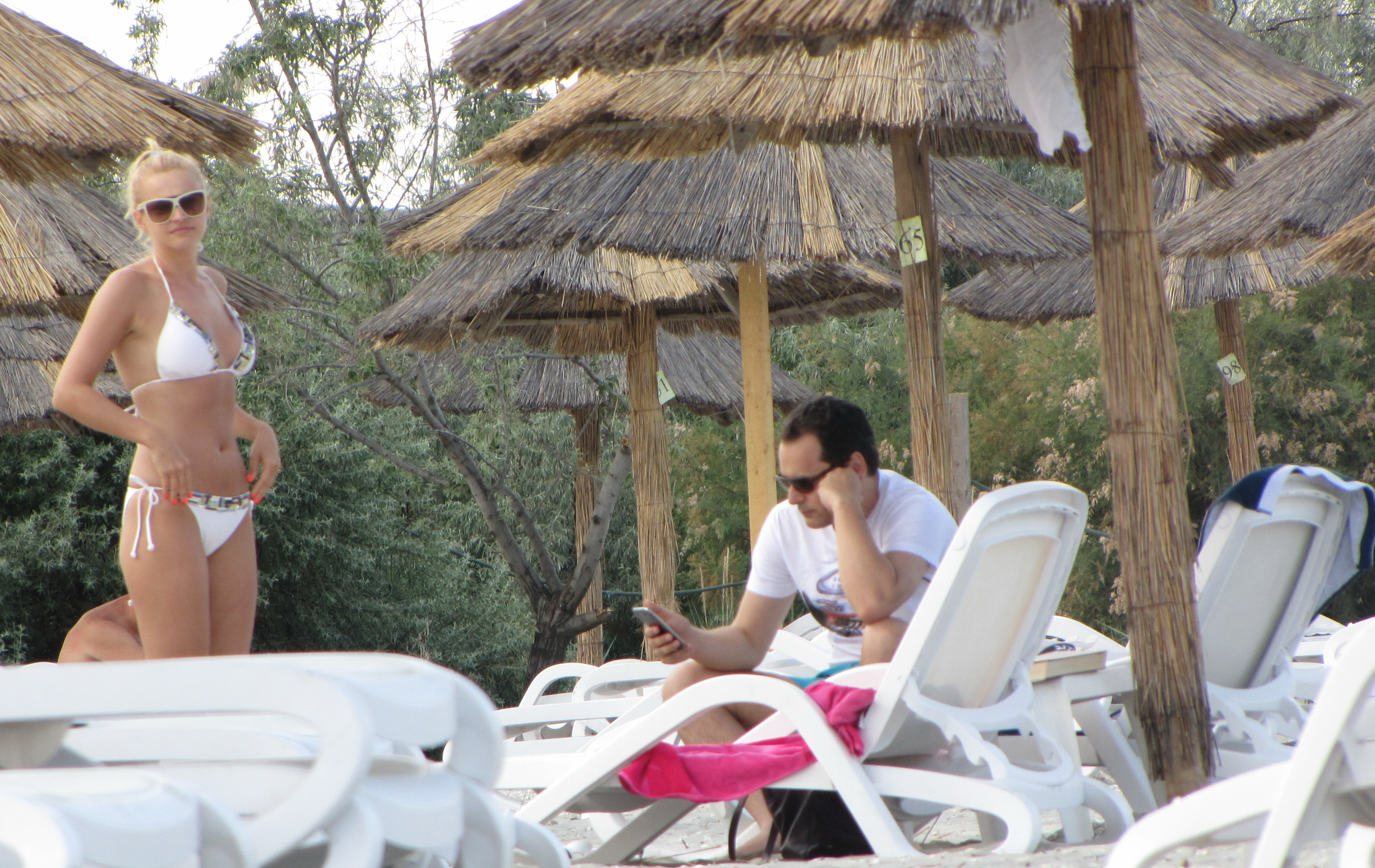 Ghenea a incercat in van sa ascunda relatia cu amanta lui, Mirela Catinca. In urma cu doua saptamani, paparazzii Cancan.ro i-au surprins pe cei doi pe o plaja din Navodari