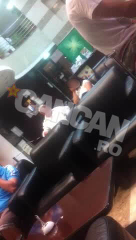 Galateanul in conturile caruia loteria a “varsat” cel mai mare premiu din istorie – 11 milioane de euro – s-a prezentat marti dimineata, la prima ora, la sediul institutiei, alaturi de fiica sa.