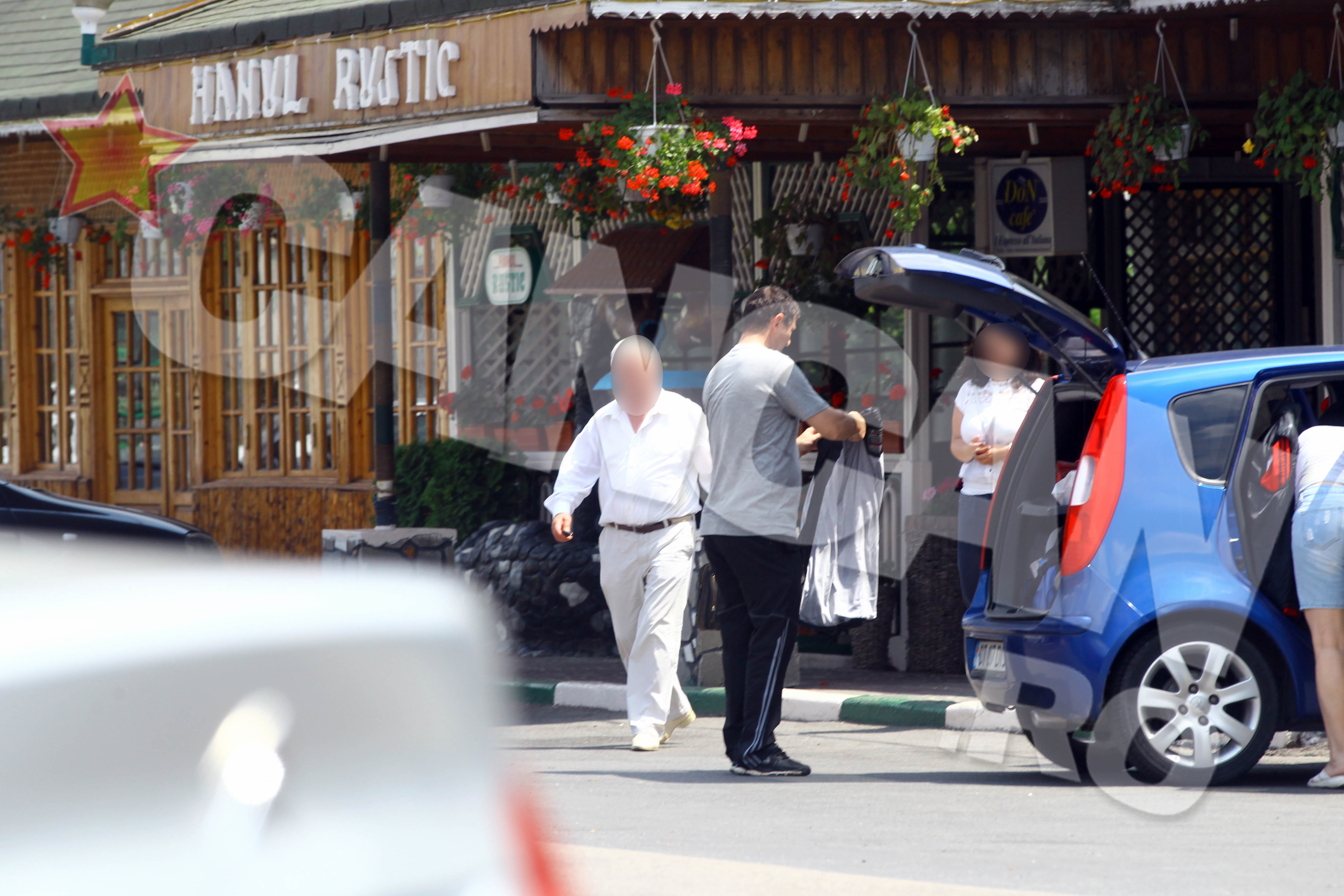 Dupa aproximativ o ora, cei doi ies din restaurant si isi continua drumul