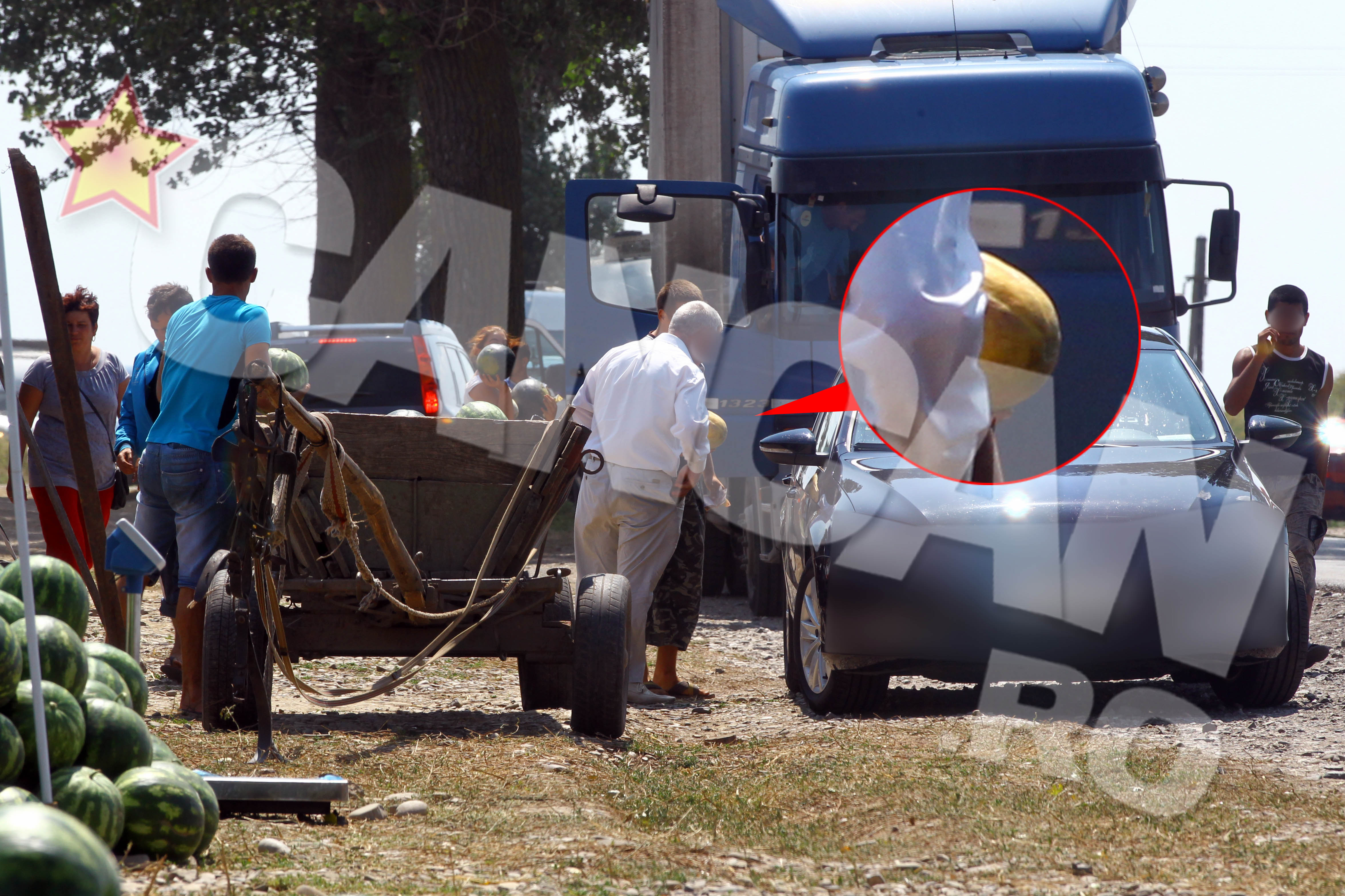 Dupa o alta suta de kilometri, un nou popas. De aceasta data la pepenii de pe marginea drumului. Milionarului i-a facut cu ochiul unul mare, galben