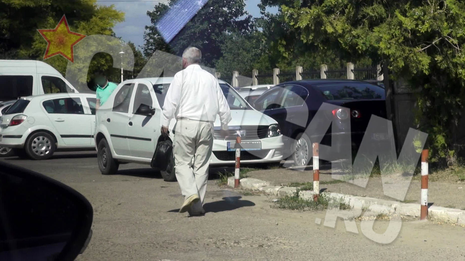 O data ajuns la Galati, cel mai proaspat milionar din Romania nu are liniste. Sau poate nu mai are nimic de mancare in casa. Asa ca iese din nou din bloc si face un drum pana la o alimentara