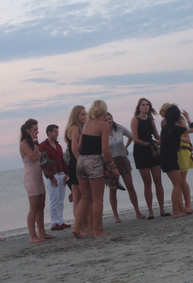 Andrei Penescu a venit la mare cu un grup de fete si a starnit invidia tuturor barbatilor de pe plaja