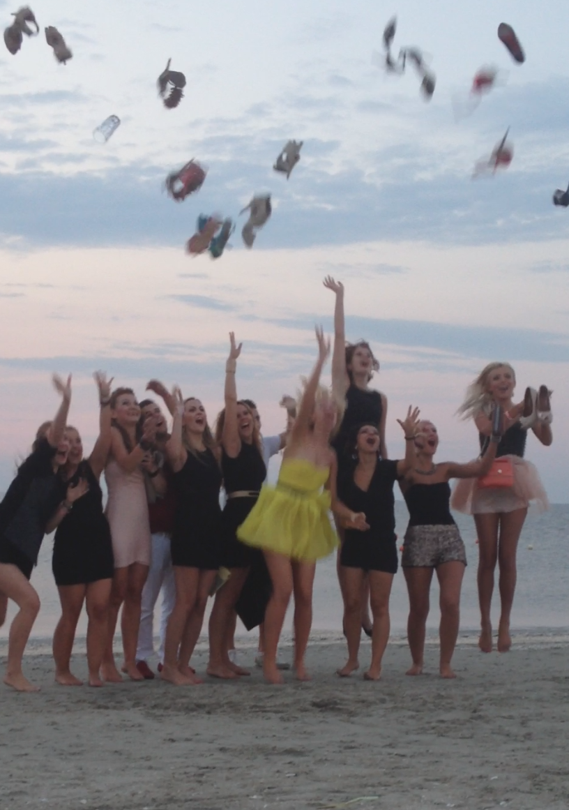 Penescu junior si prietenele lui s-au distrat ca la carte pe malul marii