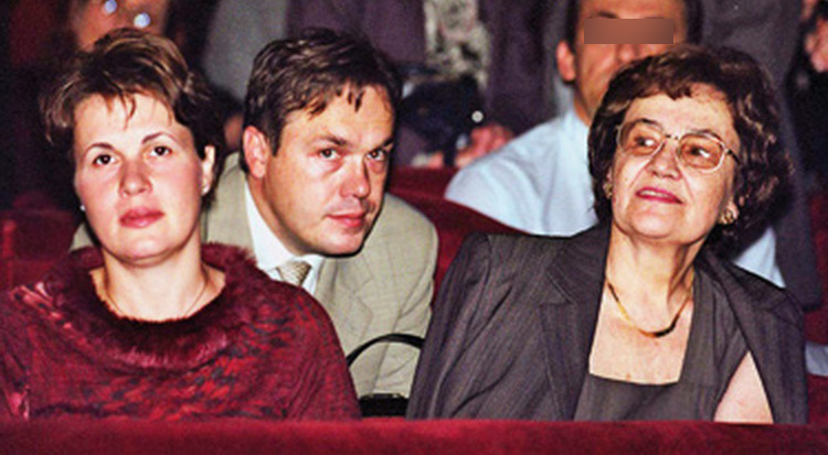 Dragos Constatinescu (in centru, alaturi de sora lui Norina si de mama, Nadia) a divortat de Sana, dupa ce aceasta ar fi fugit cu un belgian putred de bogat