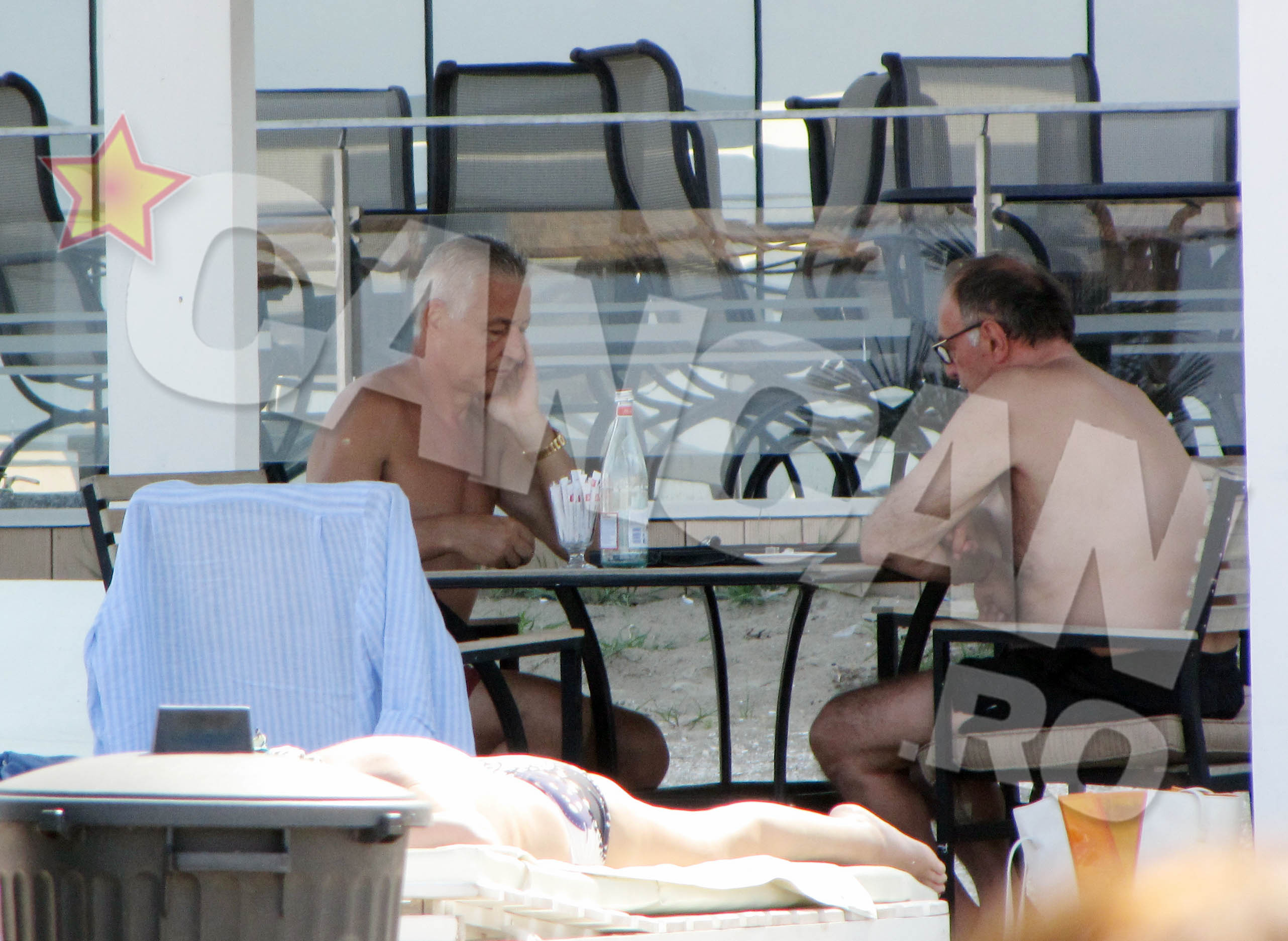 Bebe Ionescu i-a luat locul la masa de table prietenului Adriean, vrand parca sa-l 