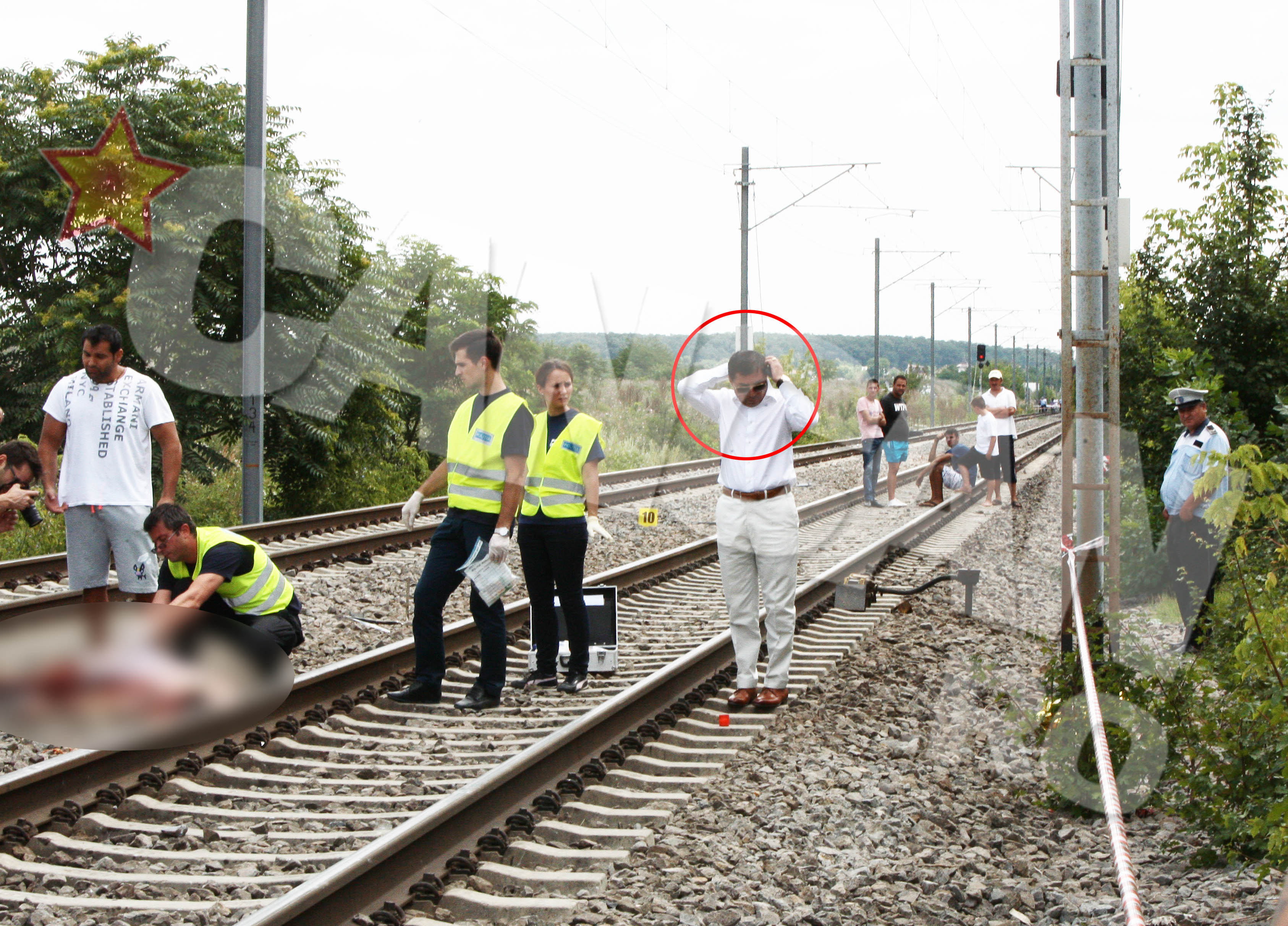 Vasile Turcu a ajuns imediat la fata locului si a privit, tulburat, cum legistii au luat cadavrul