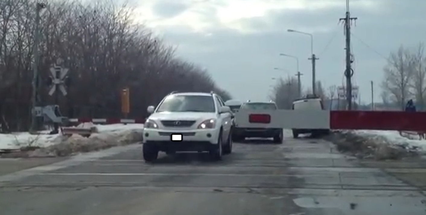 Soferii bolizilor nu iau in seama barierele de la calea ferata