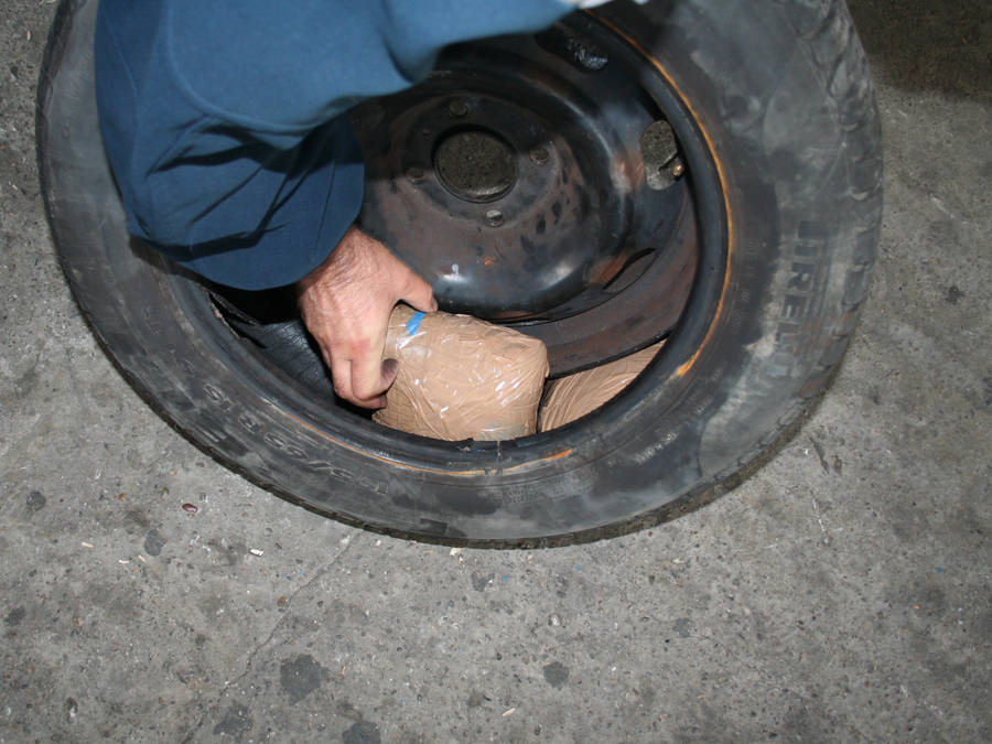 Droguri gasite in roata de rezerva