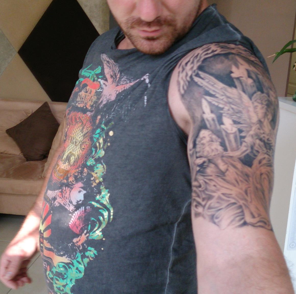 Tanarul a ales sa-si tatueze ingeri pe corp