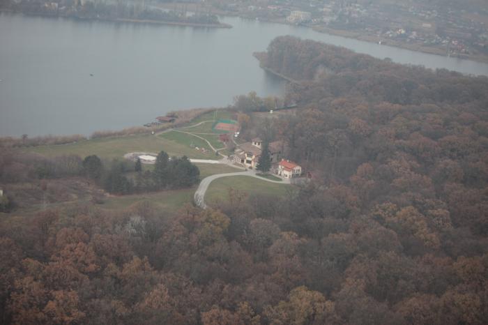 Vila milionarului este situata intre padure si lac(foto:wikimapia.org)