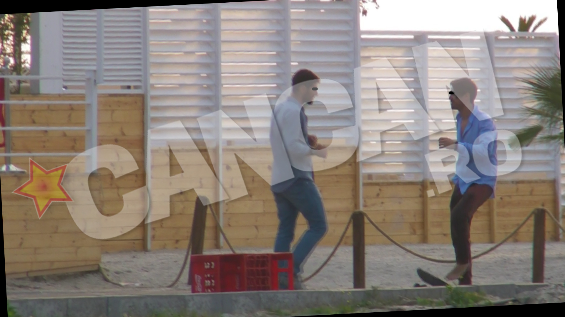 Luati de val, cei doi se descalta