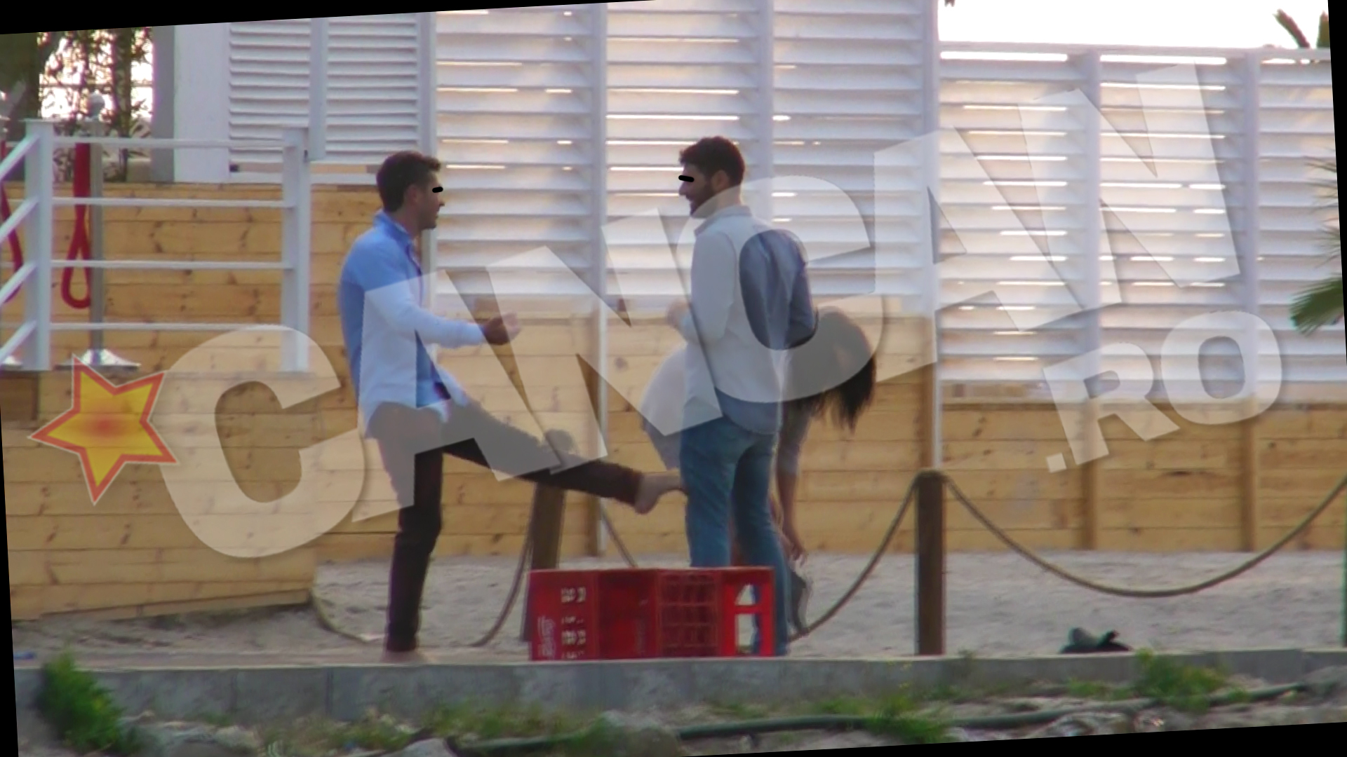 Iubita unuia dintre ei elibereaza ringul, culegand pantofii