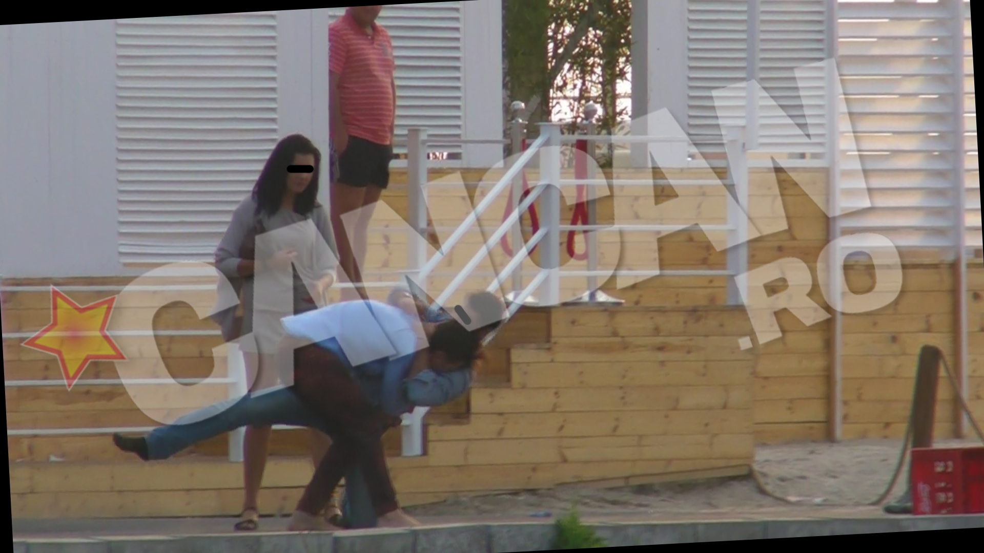 Sub privirile distrate ale fetei, cei doi se tavalesc