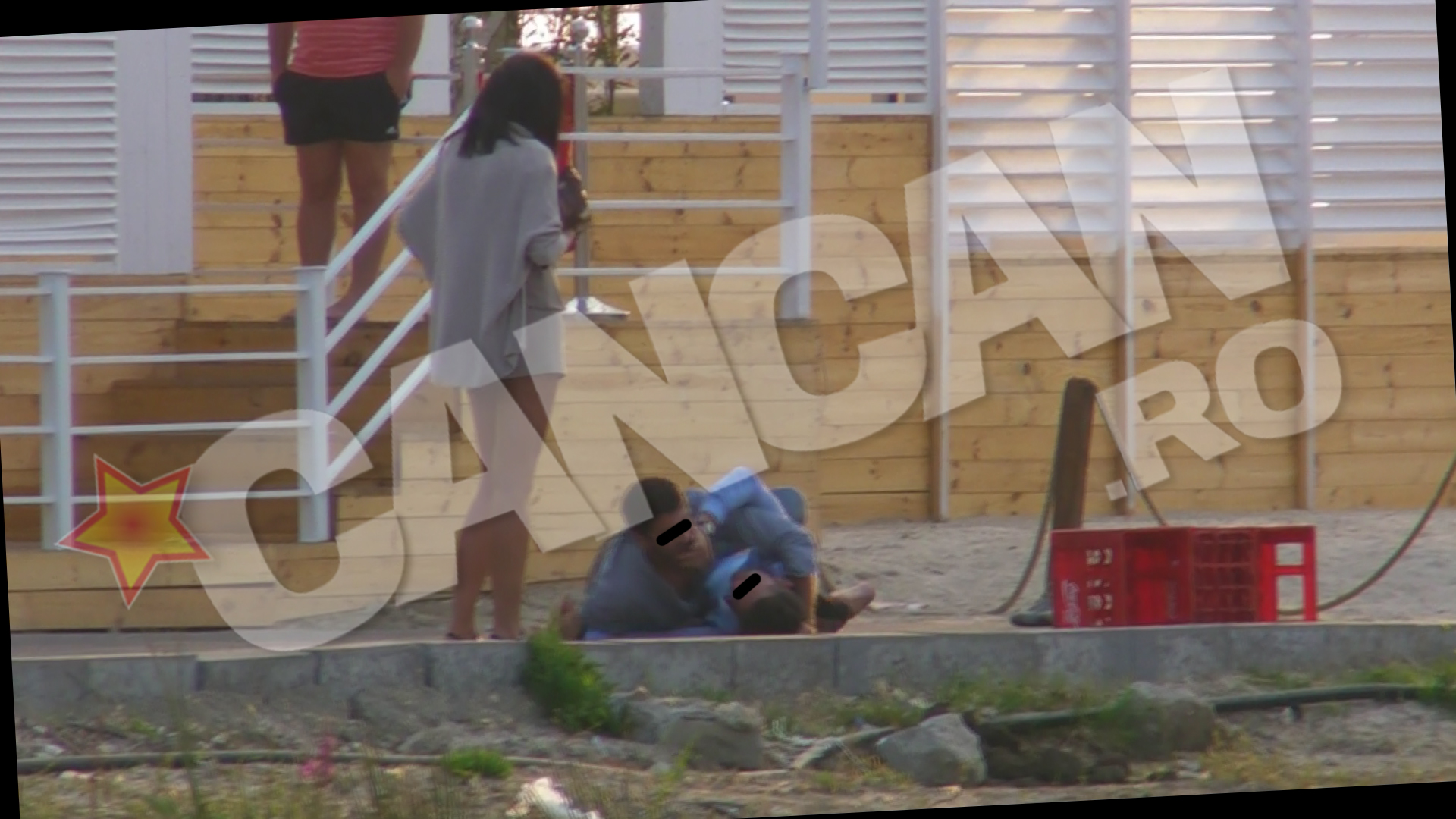 Pret de cateva minute, cei doi s-au tavalit pe beton