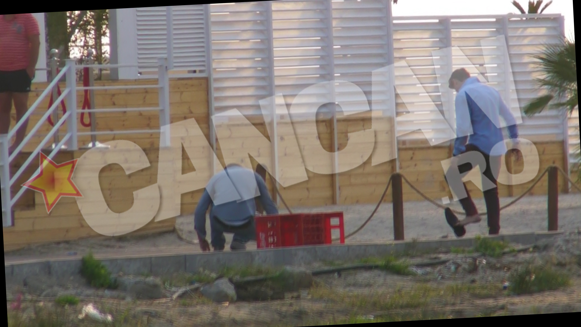 Obositi dupa tentativa de bataie, cei doi se incalta si pleaca spre taxi