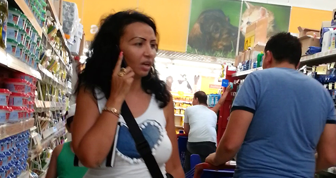 Narcisa a vorbit tot timpul la telefon in timp ce se afla la cumparaturi