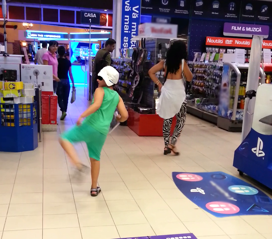 Inspirat de jocul video cu batai, pustiul executa o miscare de lupta