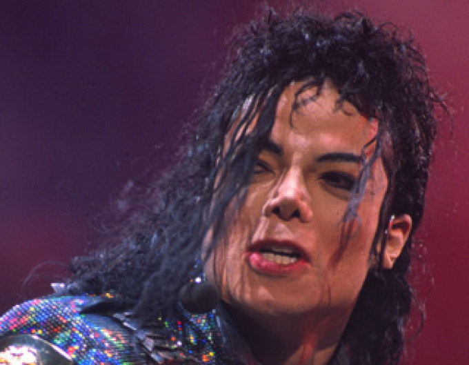 Michael Jackson folosea in concerte pantofi speciali care erau patentati pe numele sau