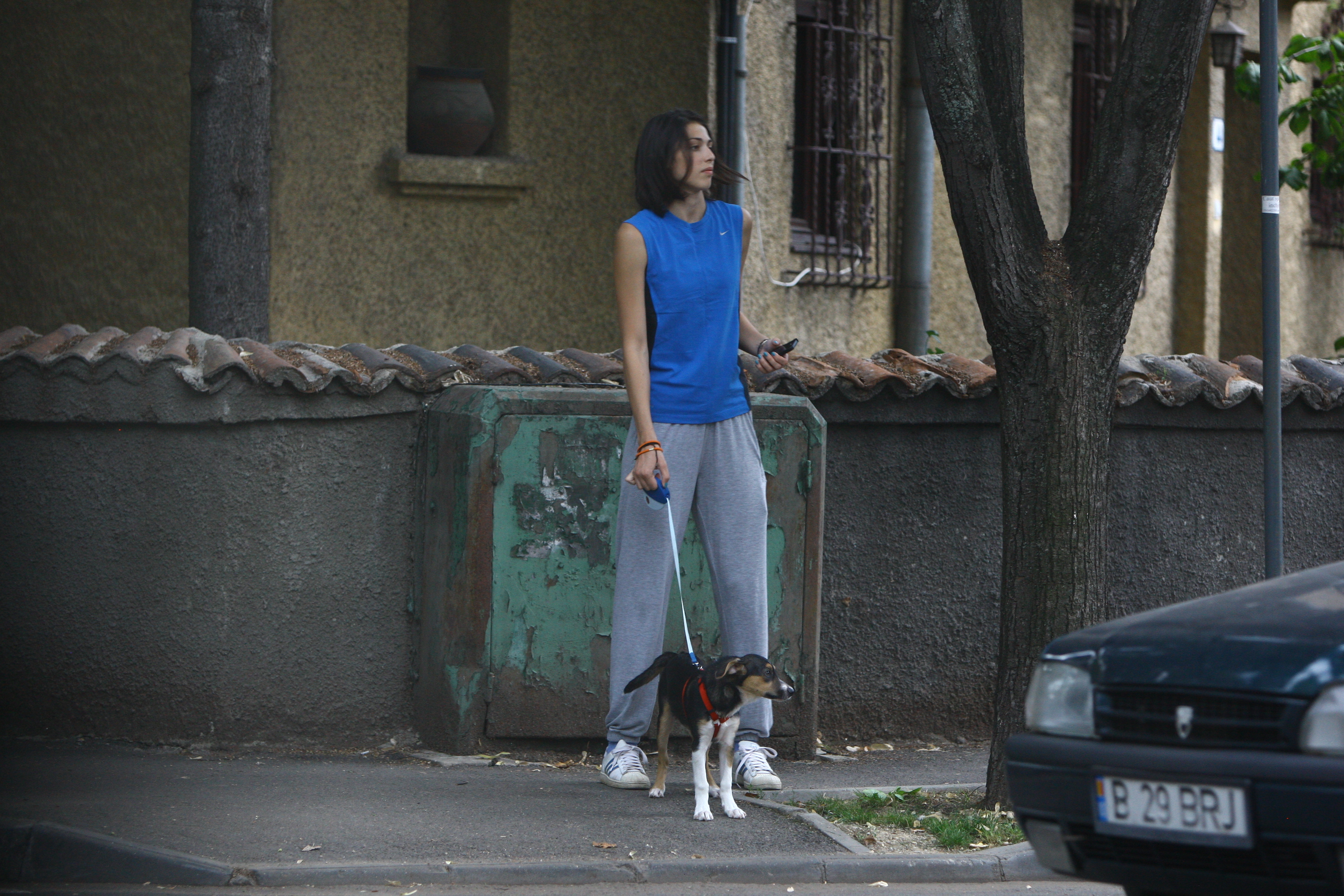 Fiica celebrului handbalist si-a scos cainele la plimbare