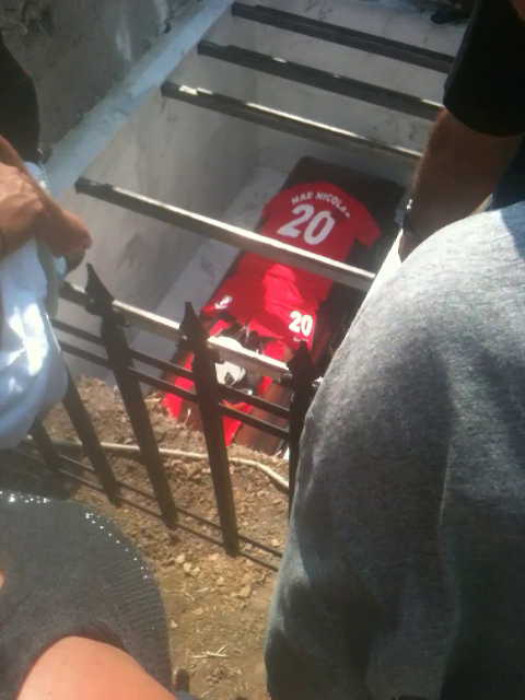 Un tricou, o minge si o pereche de ghete de fotbal au fost puse pe sicriu