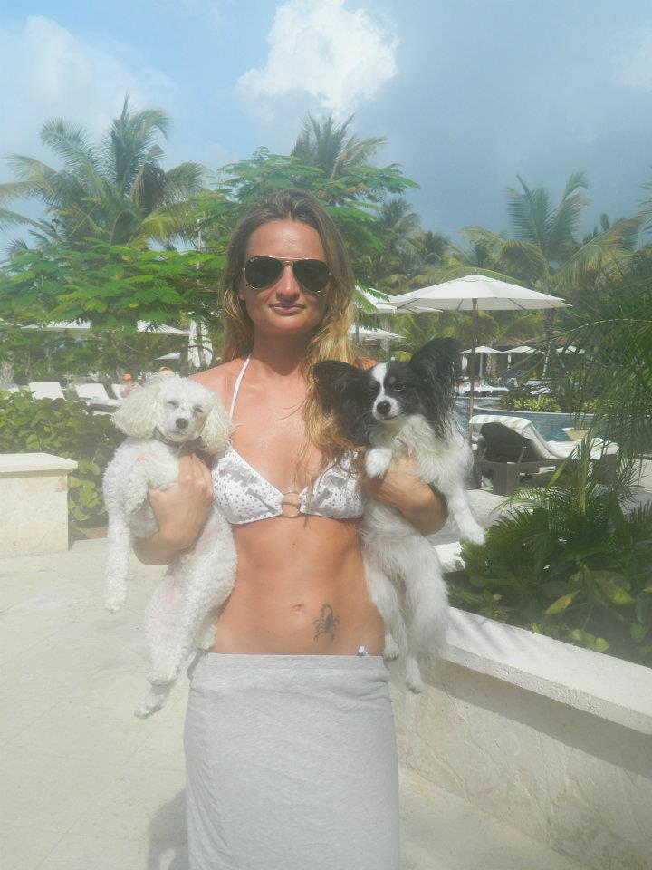 Oana este foarte sexy in costum de baie