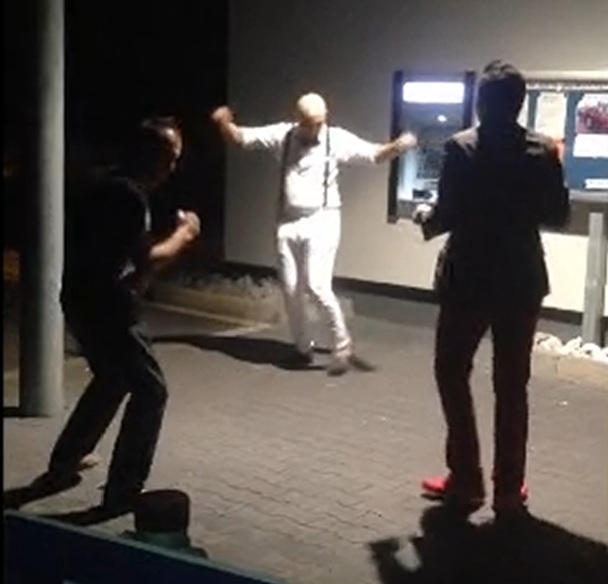 Romanii au dansat de bucurie si in fata bancomatului