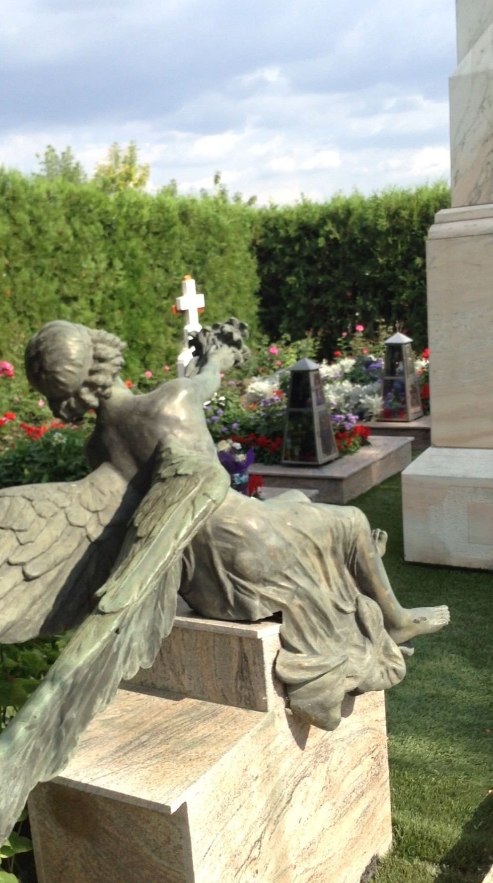 Becali a construit monumente impresionante in cimitirul din Pipera