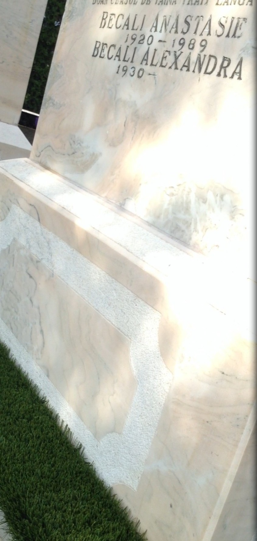 Becali a construit monumente impresionante in cimitirul din Pipera