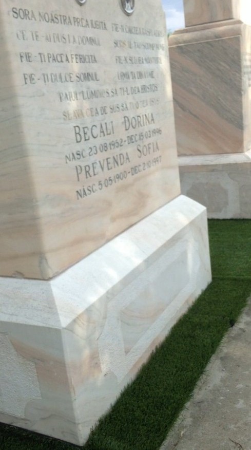 Becali a construit monumente impresionante in cimitirul din Pipera