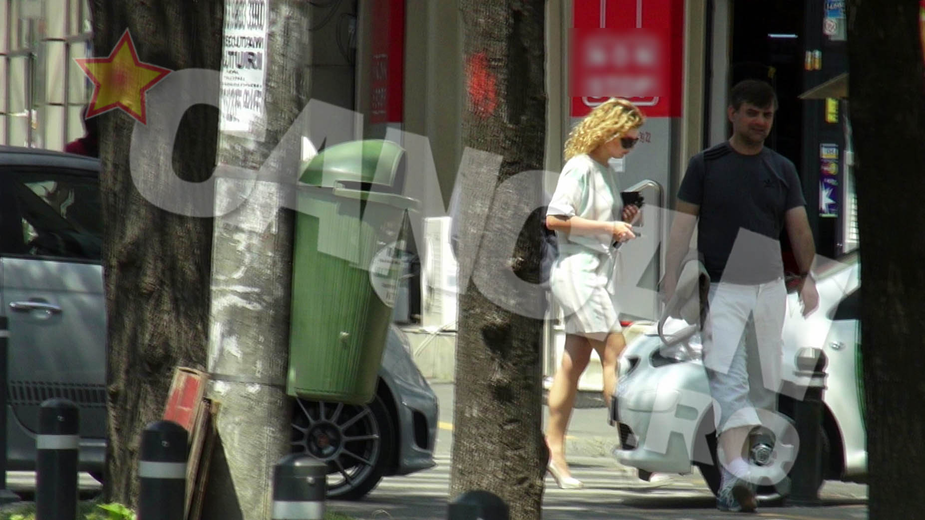 Nu va lasati inselati de aparitia feminina, tocurile-cui si rochia vaporoasa. In spatele acestei imagini se ascunde o veritabila “Bond Lady”.