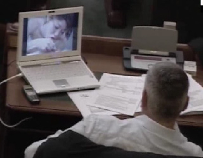 Marius Nicoara se uita in Senat la un film cu tente erotice