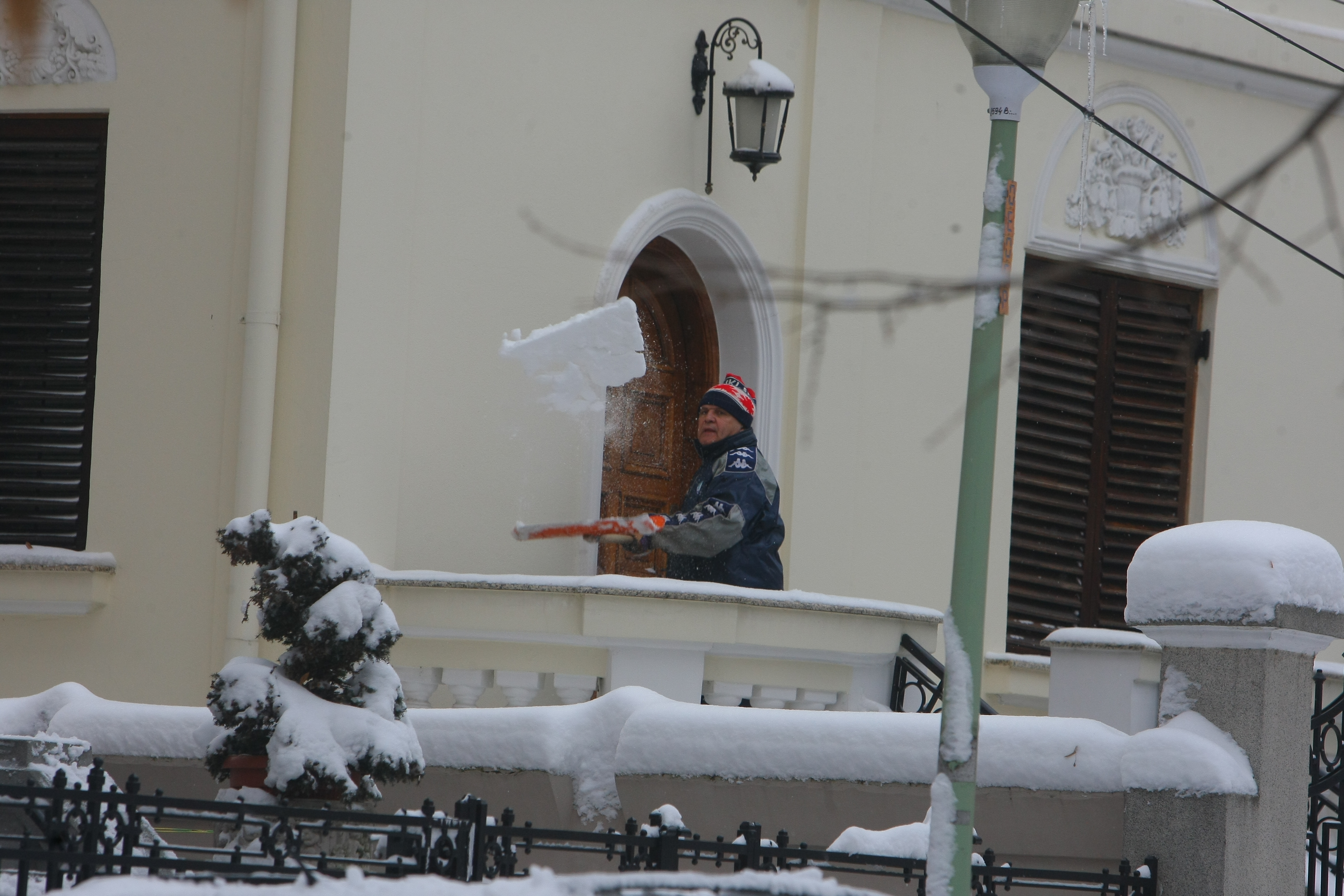 Asta-iarna, Nicolae Danila dadea constiincios zapada de pe treptele vilei sale din zona Dorobanti