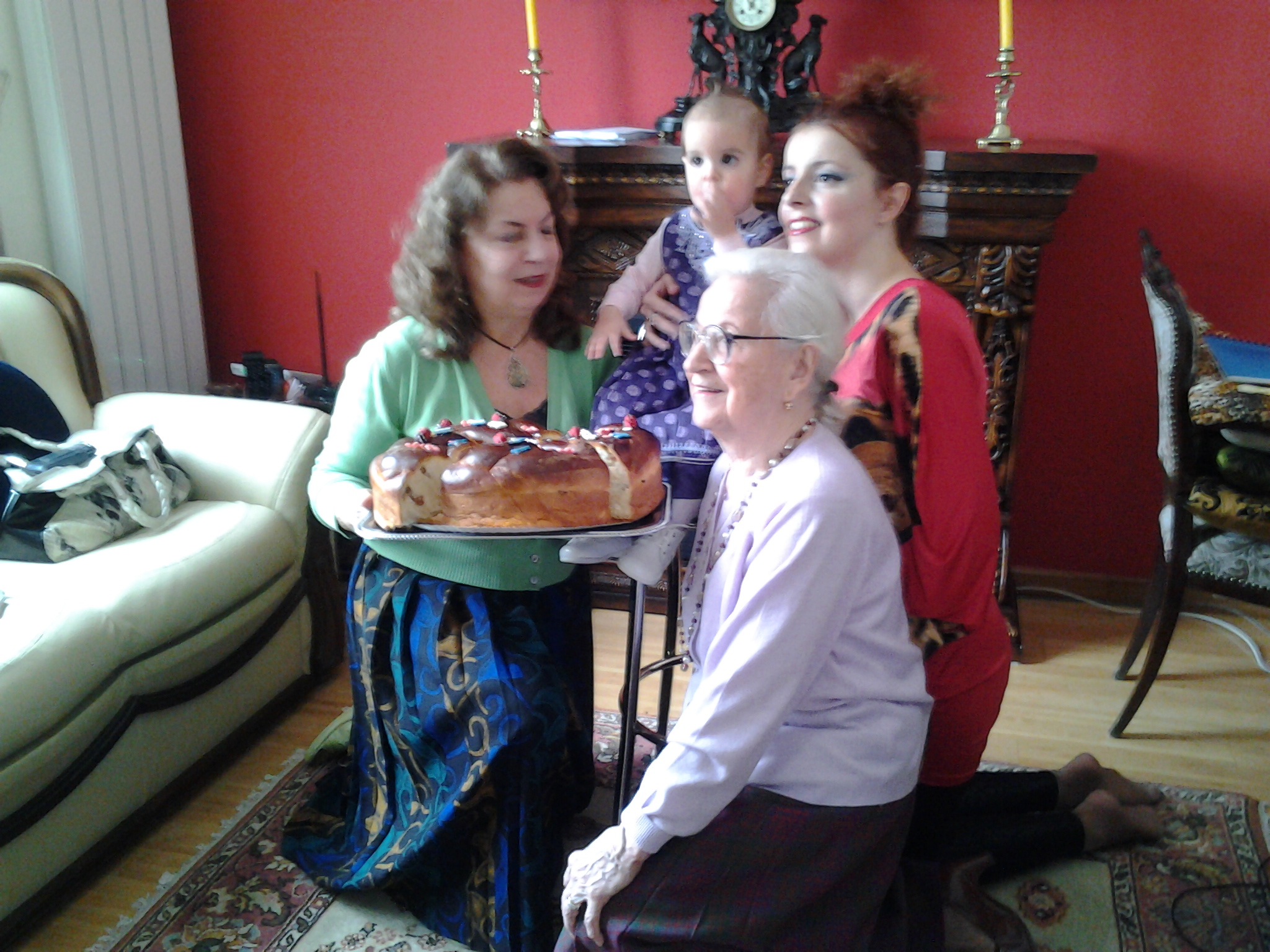 Bunica, Paula Antoniu, ii vorbeste micutei in franceza