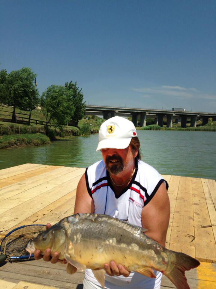 Adrian Daminescu se simte bine pe balta cantaretului(foto:facebook)