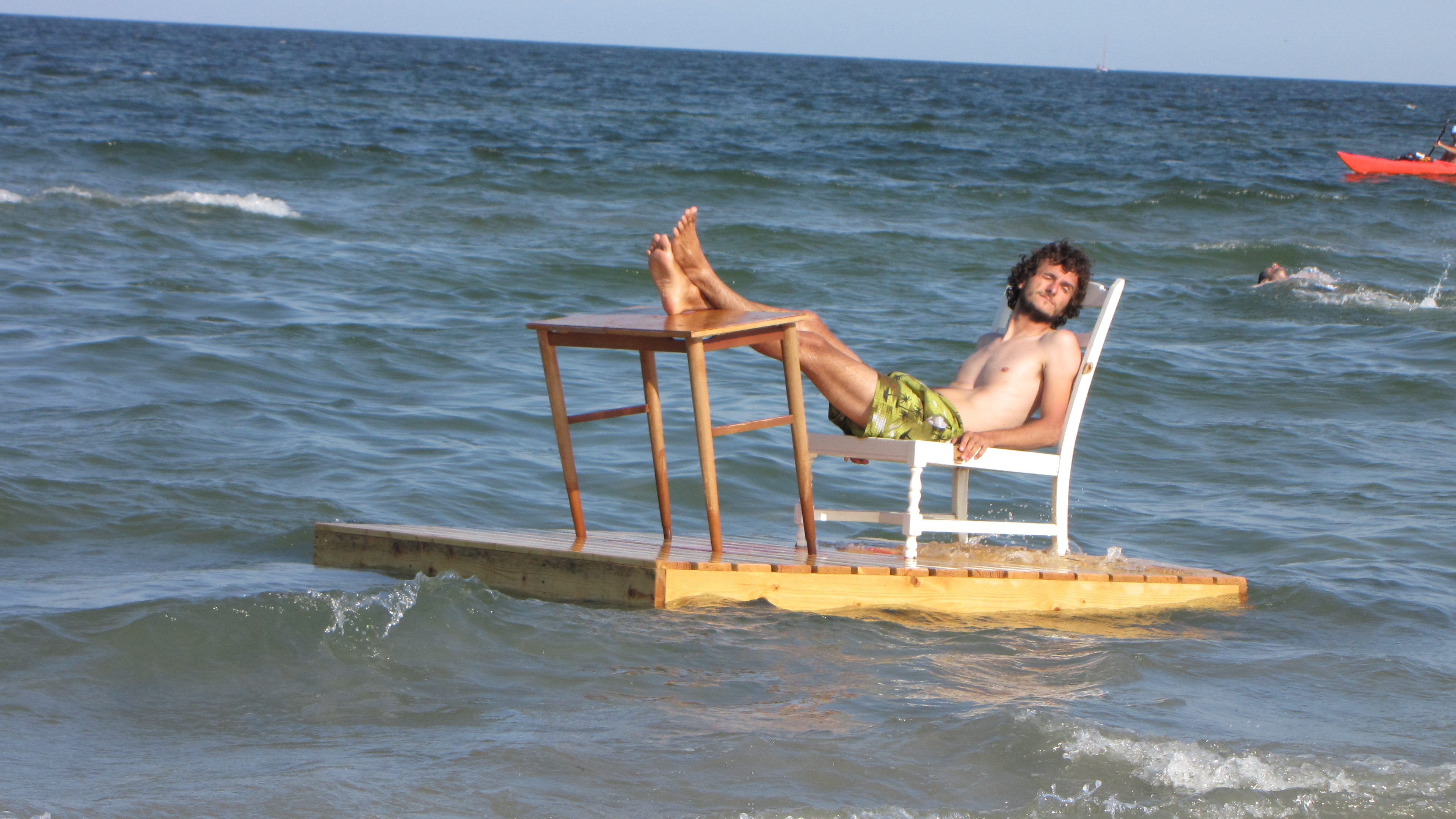 Un roman s-a cocotat pe valuri pe o pluta construita de el