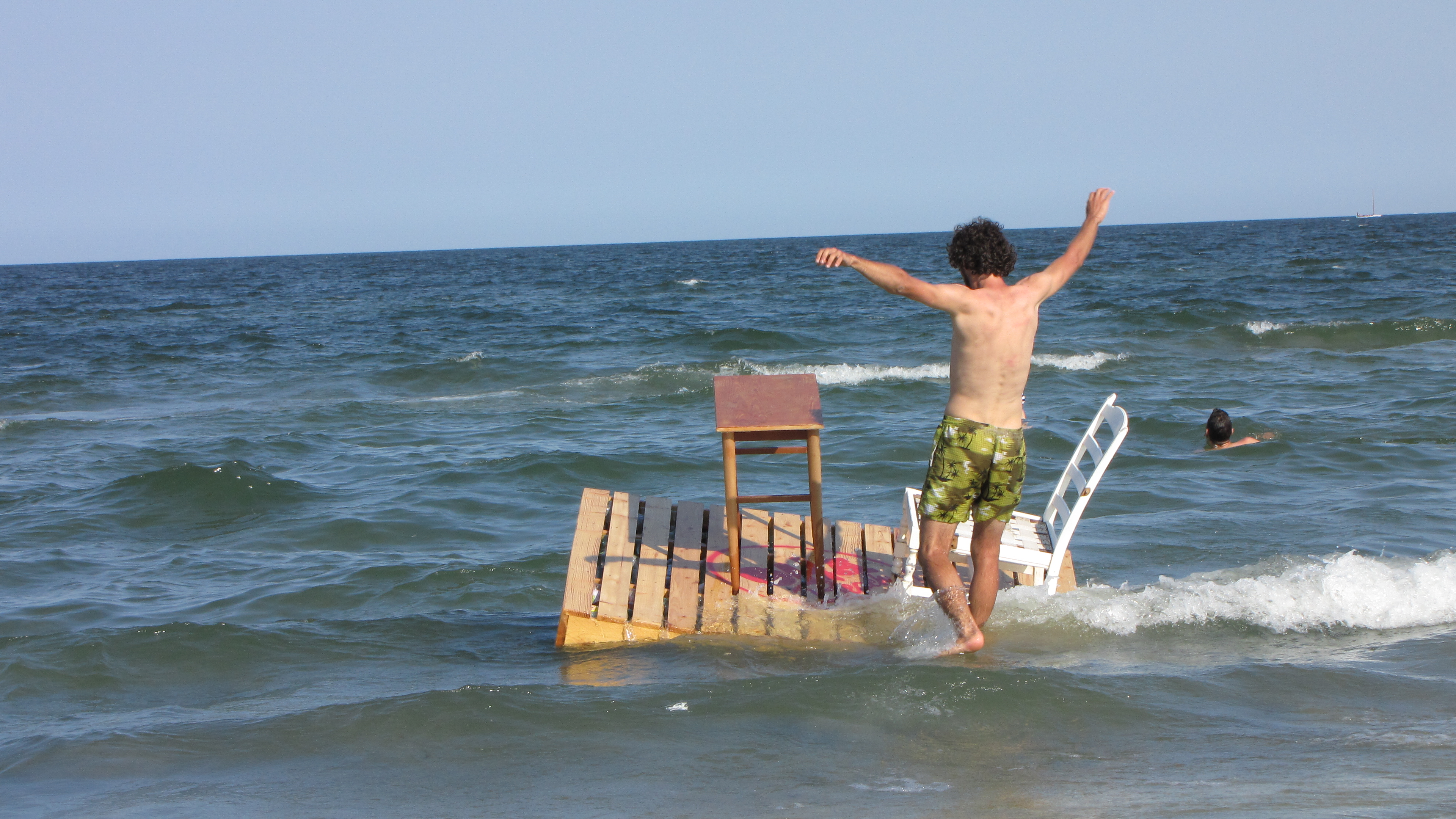 Barbatul n-a reusit din prima sa urce pe pluta