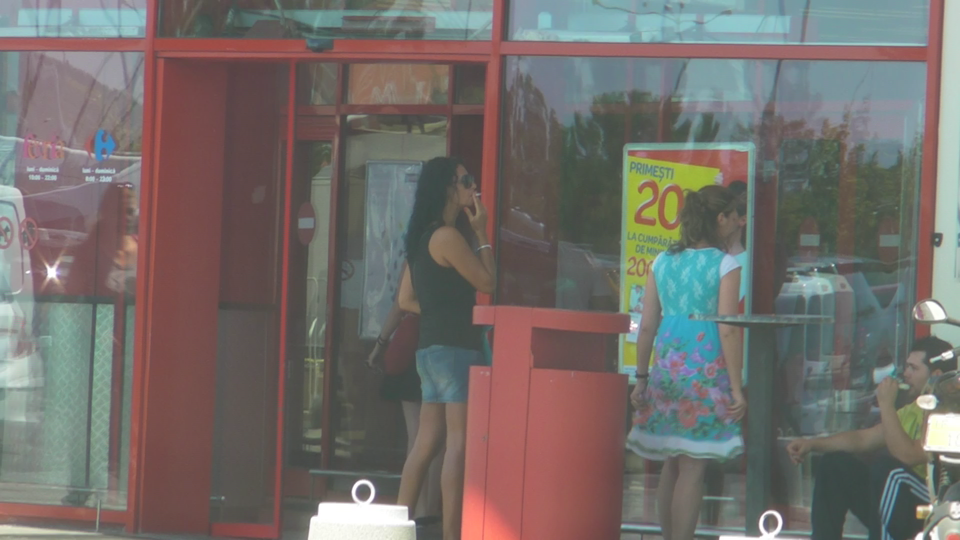 Mama Antoniei a tras cu nesat dintr-o tigara