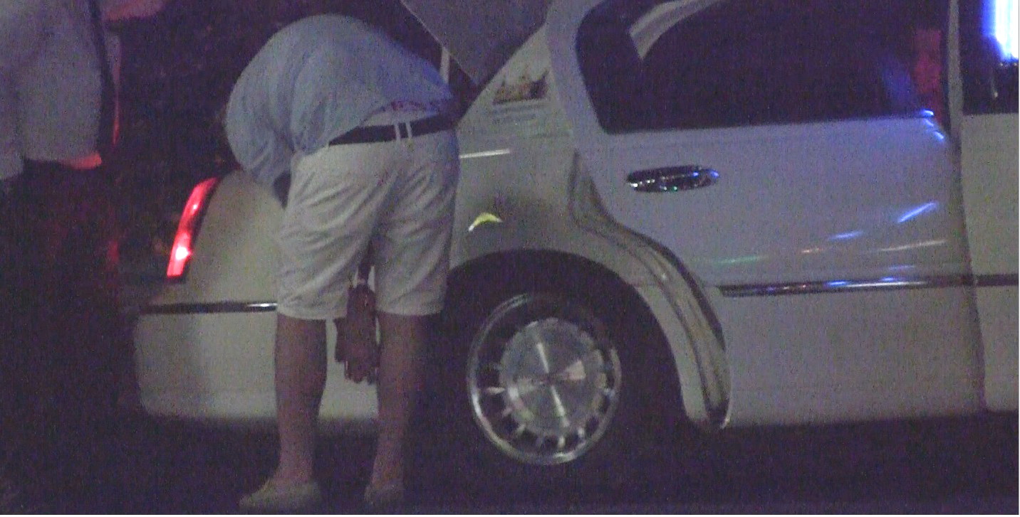 Tanarul s-a chinuit din rasputeri sa deschida doua sticla de vin