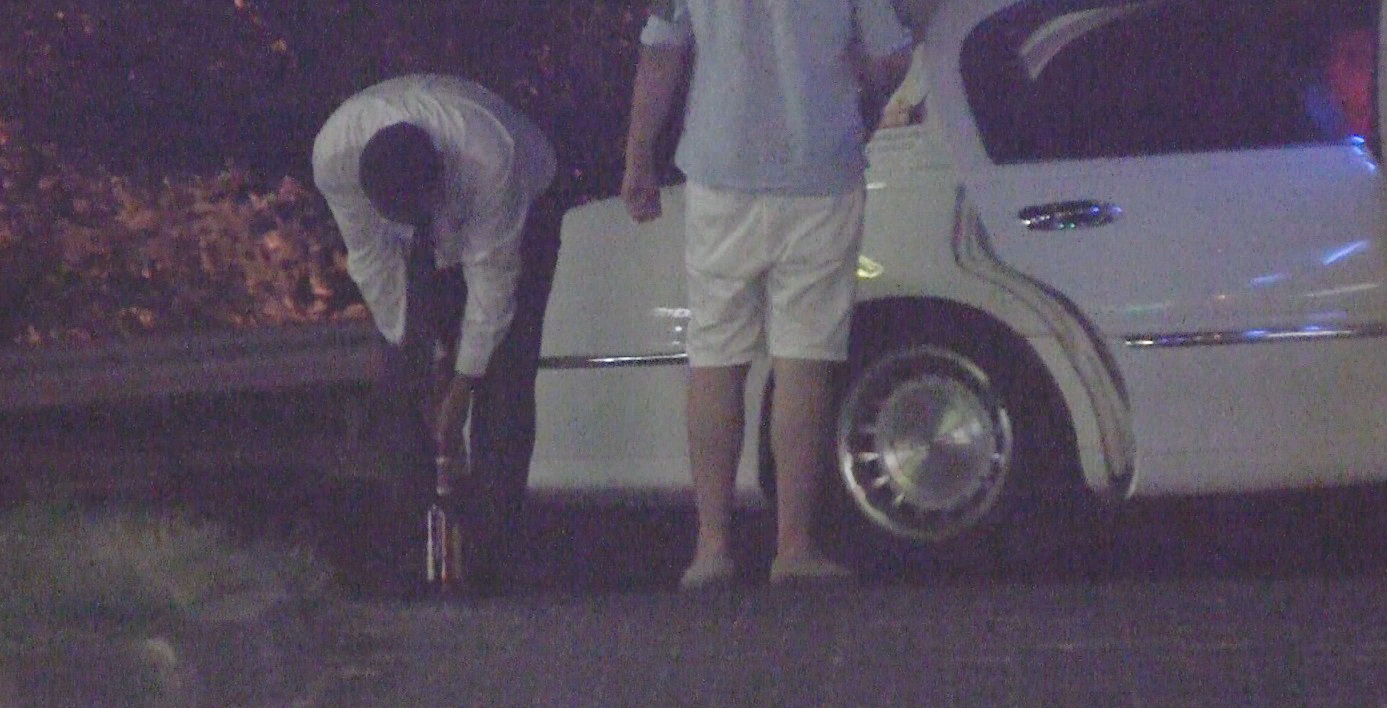 Tanarul s-a chinuit din rasputeri sa deschida doua sticla de vin