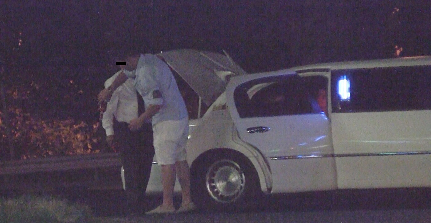 Tanarul s-a chinuit din rasputeri sa deschida doua sticla de vin