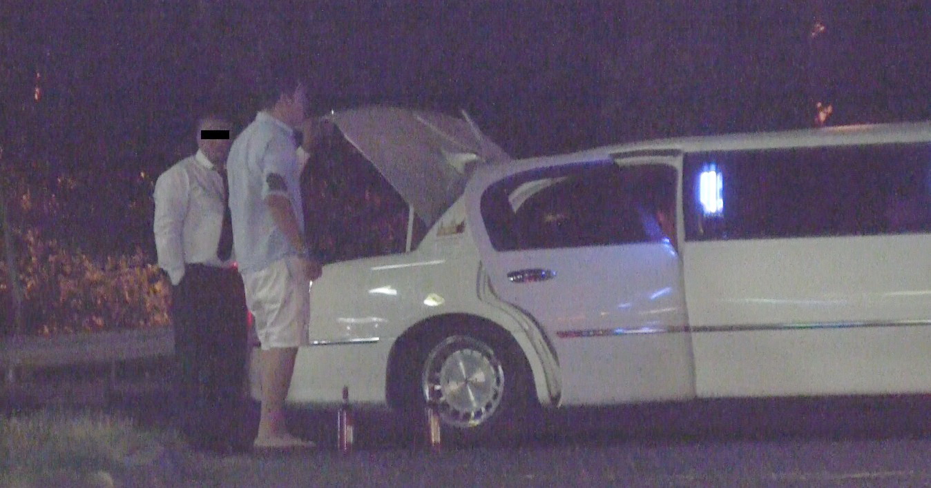 Tanarul s-a chinuit din rasputeri sa deschida doua sticla de vin