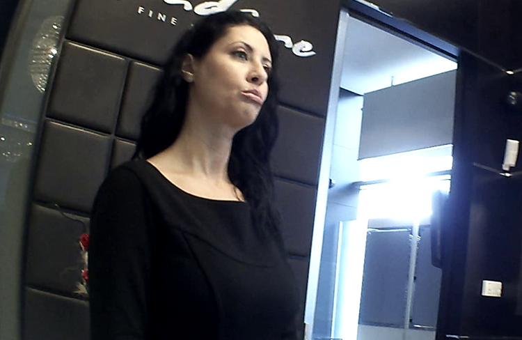 Denise Iacobescu cand lucra la magazinul de lux