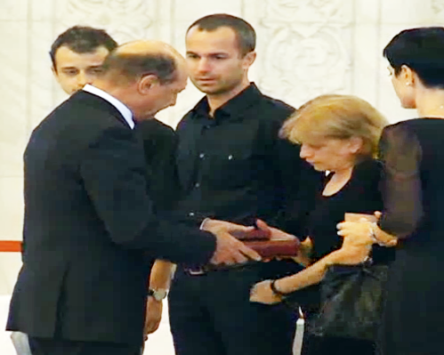 Traian Basescu i-a inmanat sotiei lui Radu Vasile decoratia pe care i-a acordat-o post-mortem