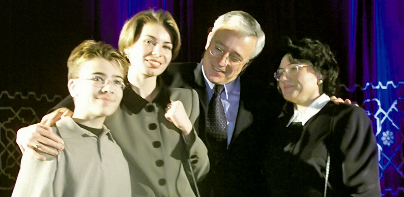 Elena Isarescu alaturi de sot si de cei doi copii