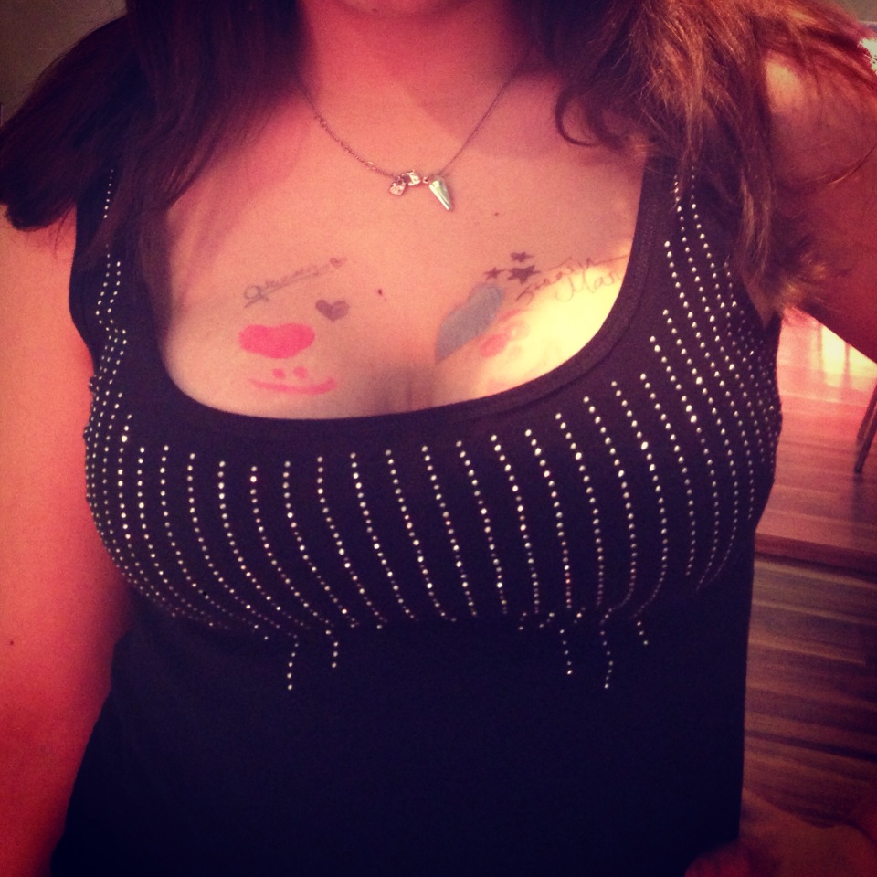 Georgiana Cornu pozeaza sumar imbracata