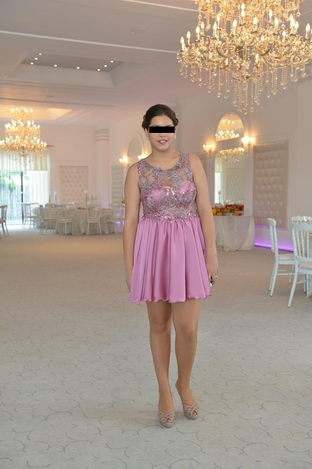 Georgiana Cornu pozeaza sumar imbracata