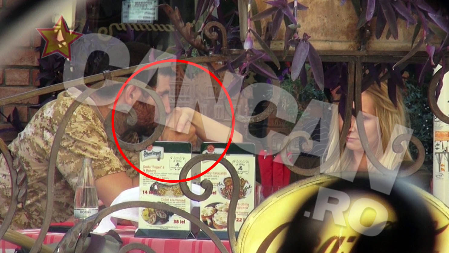 Baiat salon, Firicel ii saruta indelung mana blondei