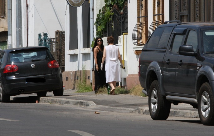 Inainte sa intre in gradinita ea s-a oprit sa vorbeasca cu o femeie